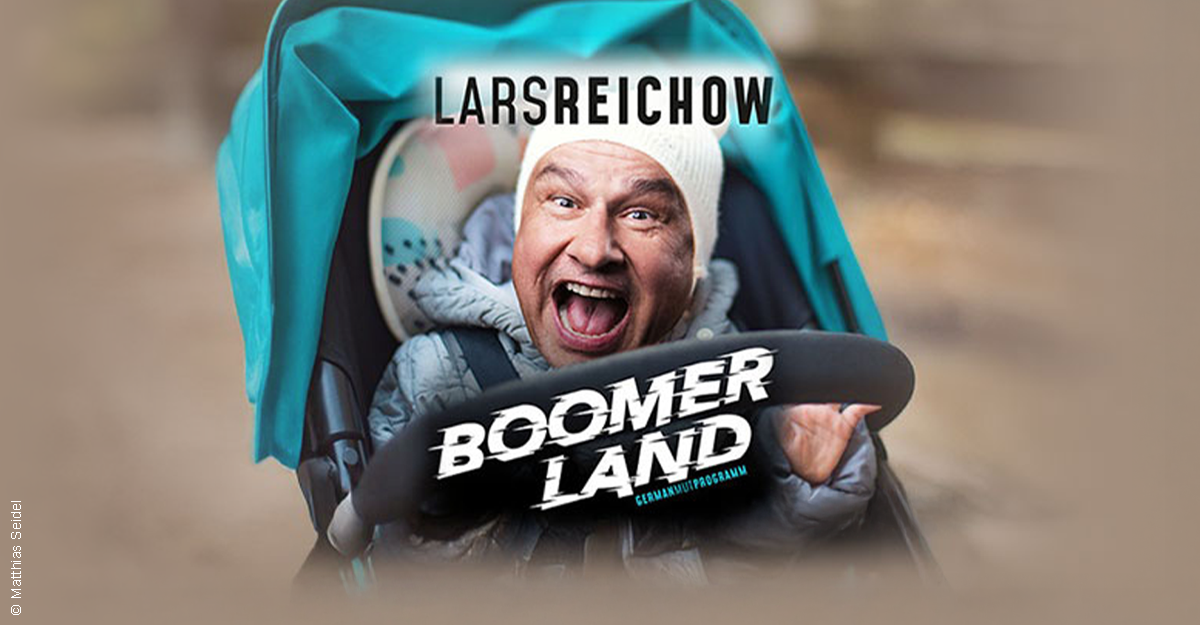 Ein Mann mit weißer Mütze und offenem Mund sitzt in einem Kinderwagen. Oben steht 'Lars Reichow', unten 'Boomerland'.