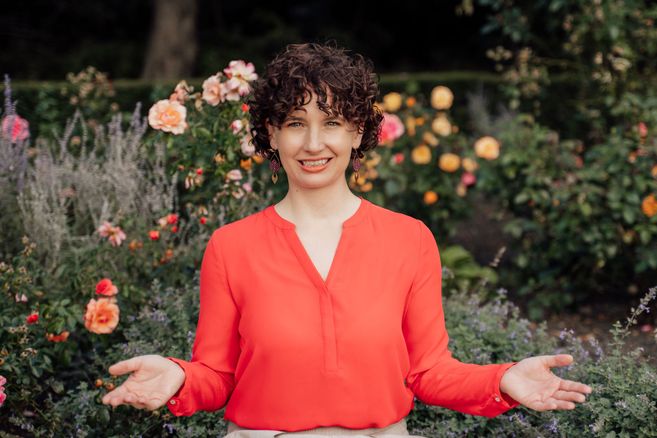 Jikiden Reiki Shihan Kaku (Assistenzlehrerin) Carina Schmitz im Hamburger Stadtpark