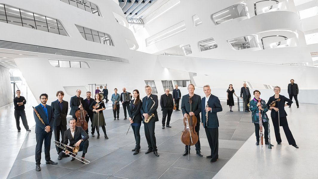Neue Vocalsolisten / Klangforum Wien / Vimbayi Kaziboni