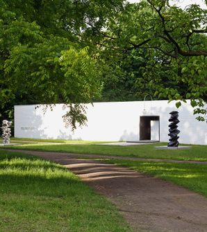 Das Ernst Barlach Haus während der Ausstellung »Tony Cragg. Against the grain« im Sommer 2012