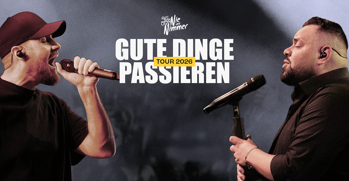 Zwei Sänger auf der Bühne mit Mikrofonen, links mit Kappe, rechts mit Bart. Text: 'Nie und Nimmer - Gute Dinge passieren Tour 2026'.
