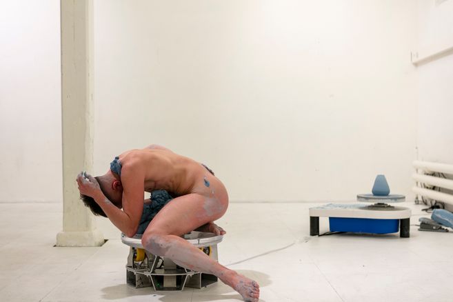 Ausschnitt aus der Performance »Hand Job« von Simone Aughterlony.