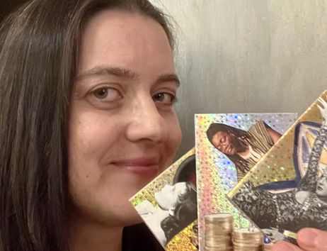 Eine Person hält drei glitzernde Collagen in der Hand, die verschiedene Bilder und Motive zeigen.