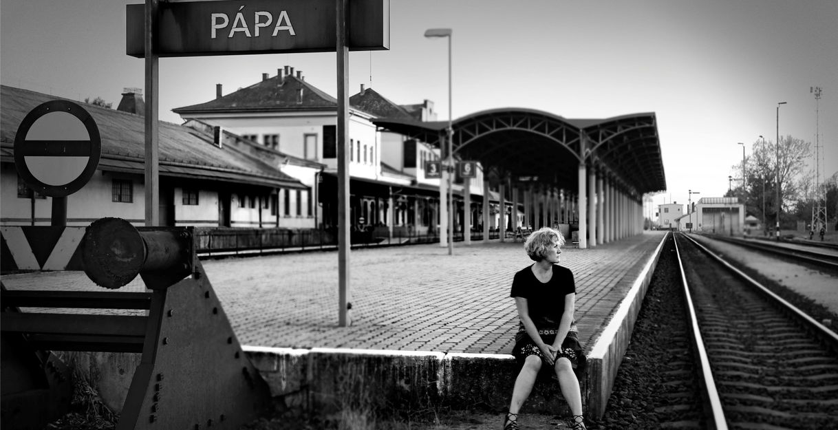 Der Bahnhof des ungarischen Ortes Pápa, aufgenommenin schwarz-weiß. Durch diesen Ort führte die Flucht des Vaters der fotografin Katrin jakobsen 1945 aus der russischen Kriegsgefangenschaft zurück nach Hamburg. 