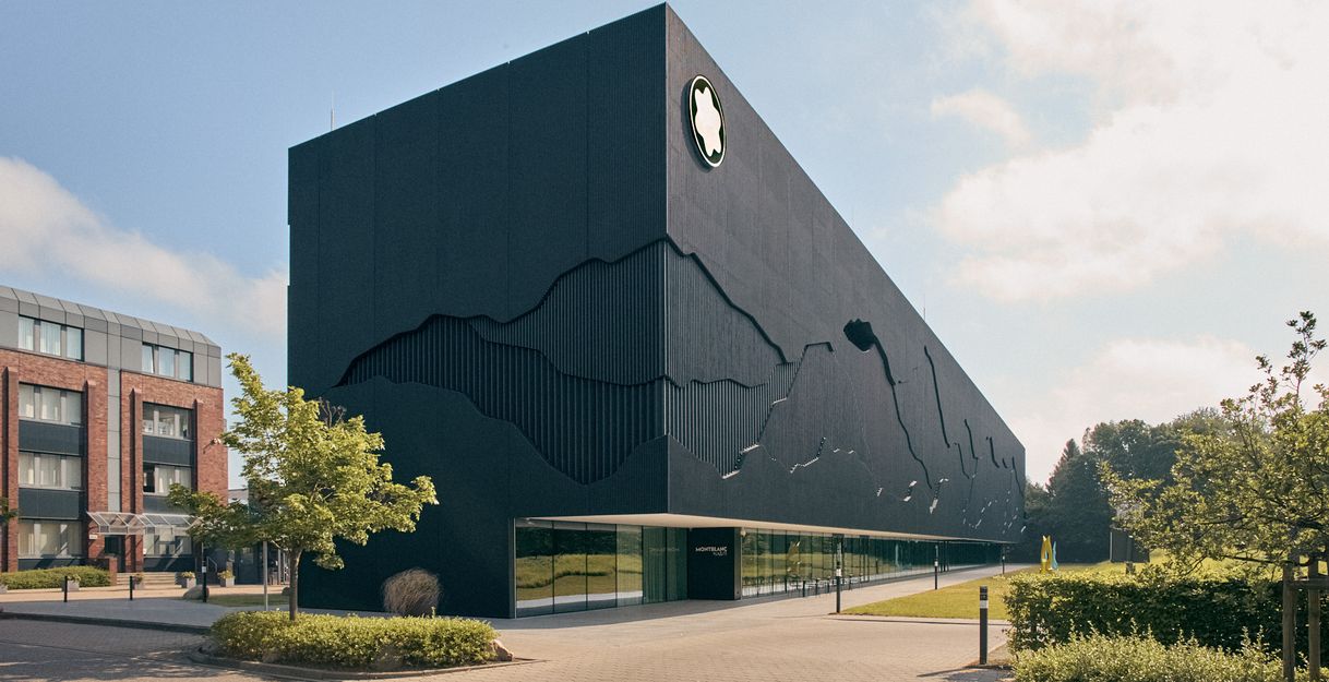 Das schwarze Gebäude des MONTBLANC HAUS von der Seite.