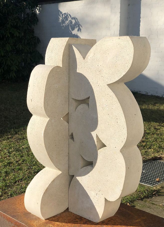 Abstrakte Steinskulptur mit geometrischen Formen im Freien.