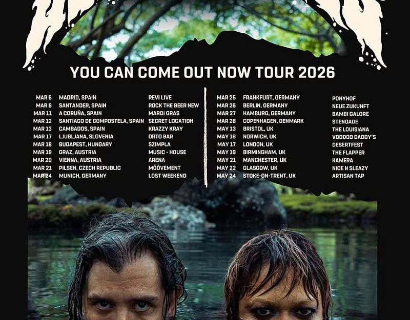 Poster der Band Alpha Whores mit Tourdaten für 2026 und zwei Köpfen, die aus dem Wasser ragen.