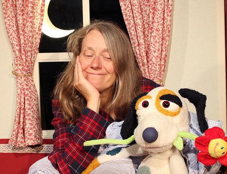 Hund und Frau vor Fenster