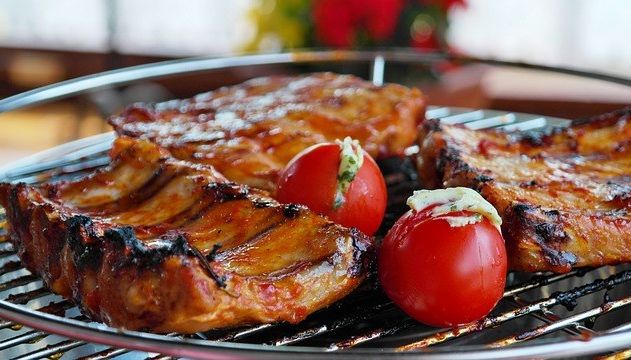 BBQ mit amerikanischen Grillspezialitäten und Beilagen