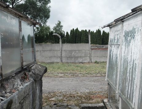 Ort des früheren Außenlagers Raisko des KZ Auschwitz in Polen. Mauerreste und Zaunpfähle. 