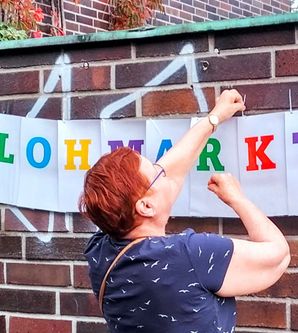 Flohmarkt Banderolle auf Hausmauer