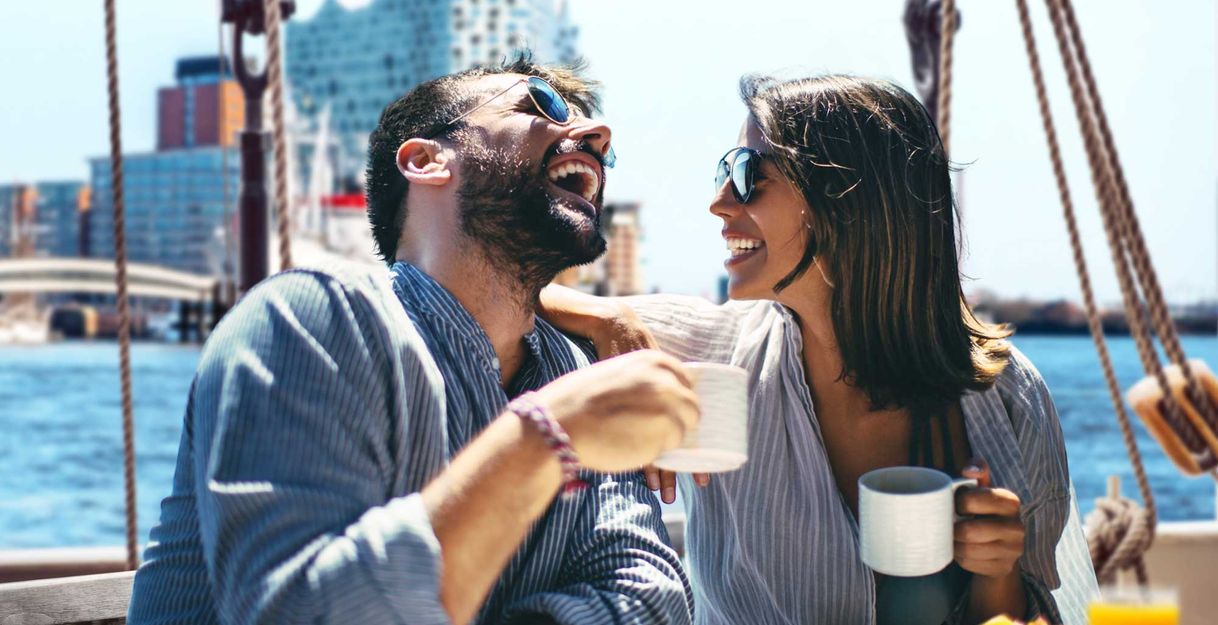 Ein Pärchen beim Brunch an Deck des Segelschiffes Mare Frisium