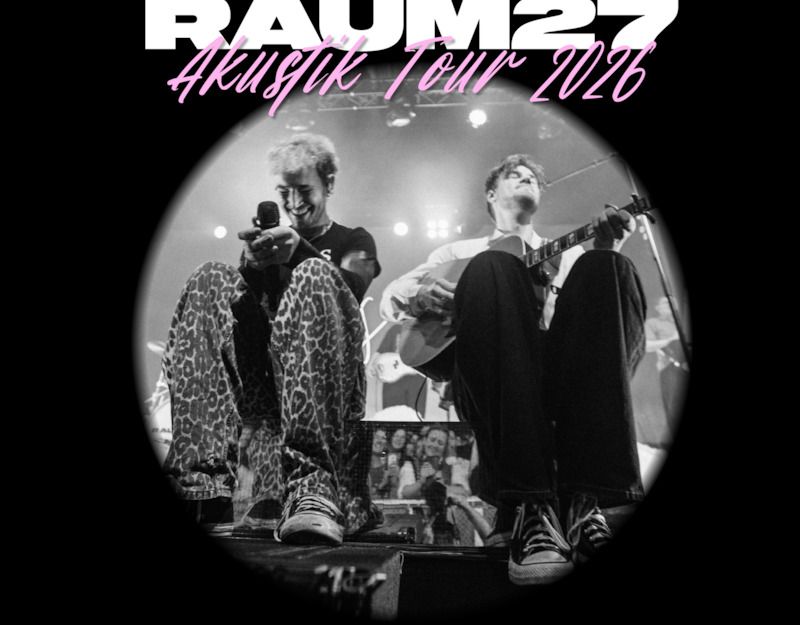 Zwei Musiker auf einer Bühne während eines Akustik-Konzerts.