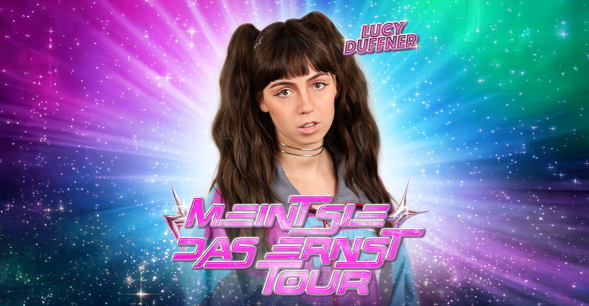 Frau mit langen Haaren vor einem bunten, funkelnden Hintergrund mit dem Text 'MEINT SIE DAS ERNST – Tour'.