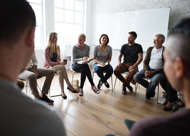 Seminargruppe im Stuhlkreis