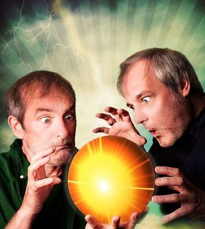 Zwei Männer blicken fasziniert auf eine leuchtende Kugel.
