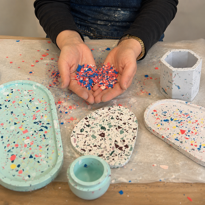 Handgefertigter Glasstempel in kreativer kubischer Form aus Glas und Farbpulver