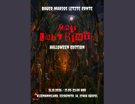Plakat für „Bauer Marios letzte Ernte – Maislabyrinth Halloween Edition“ mit dunklem Maislabyrinth bei Vollmond, Spinnennetz und gruseliger Halloween-Optik.