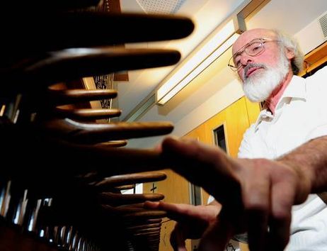 Glockenspieler Karel Keldermans am Spieltisch eines Carillons. 