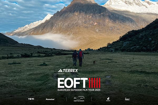 Zwei Personen wandern in einer Berglandschaft bei Sonnenuntergang, mit dem Logo der EOFT 2025 im Vordergrund.