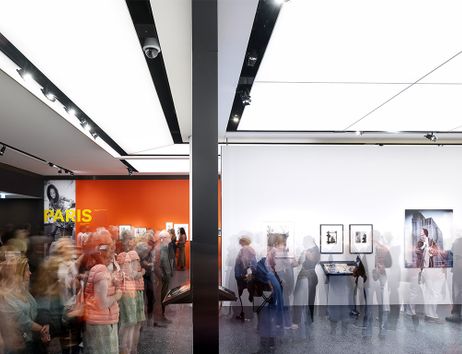 Das Bild zeigt Besuchende in der Ausstellung F.C. Gundlach. You’ll Never Watch Alone.