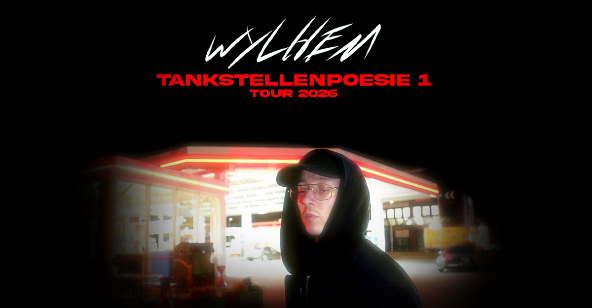 Ein Mann mit Kapuze und Brille steht vor einer beleuchteten Tankstelle. Oben steht der Schriftzug 'wylhem - Tankstellenpoesie 1 Tour 2026'.