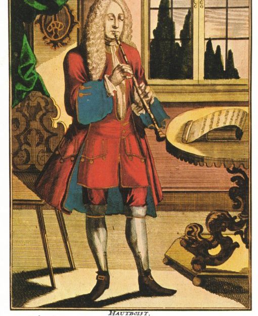 Eine historische Zeichnung, die einen rot gekleideten Mann mit Perücke beim Oboespielen zeigt.