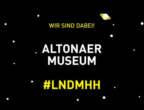 Grafik mit dem Text 'Wir sind dabei! Altonaer Museum #LNDMHH' auf schwarzem Hintergrund mit kleinen Planeten und Sternen.