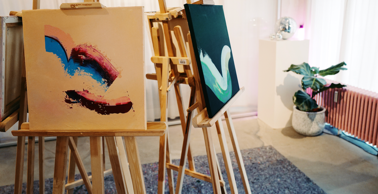 Staffeleien im Atelier aufgebaut Close Up