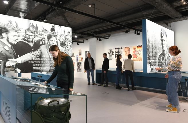 Menschen in der Ausstellung der Bundeskanzler-Helmut-Schmidt-Stiftung.