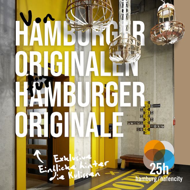 Innenansicht des 25hours Hotels mit Sofa und Schriftzug 'Von Hamburger Originalen für Hamburger Originale'.