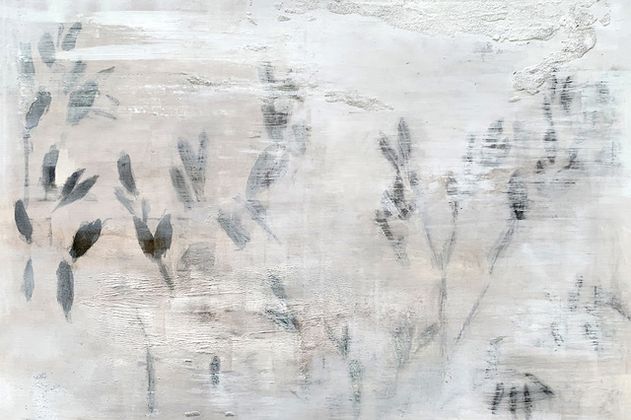 Verwischte, zarte Pflanzenmotive in hellem Grau auf weißem Grund