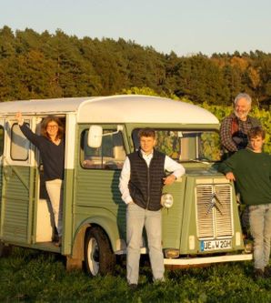 Winzerfamilie am Weinberg