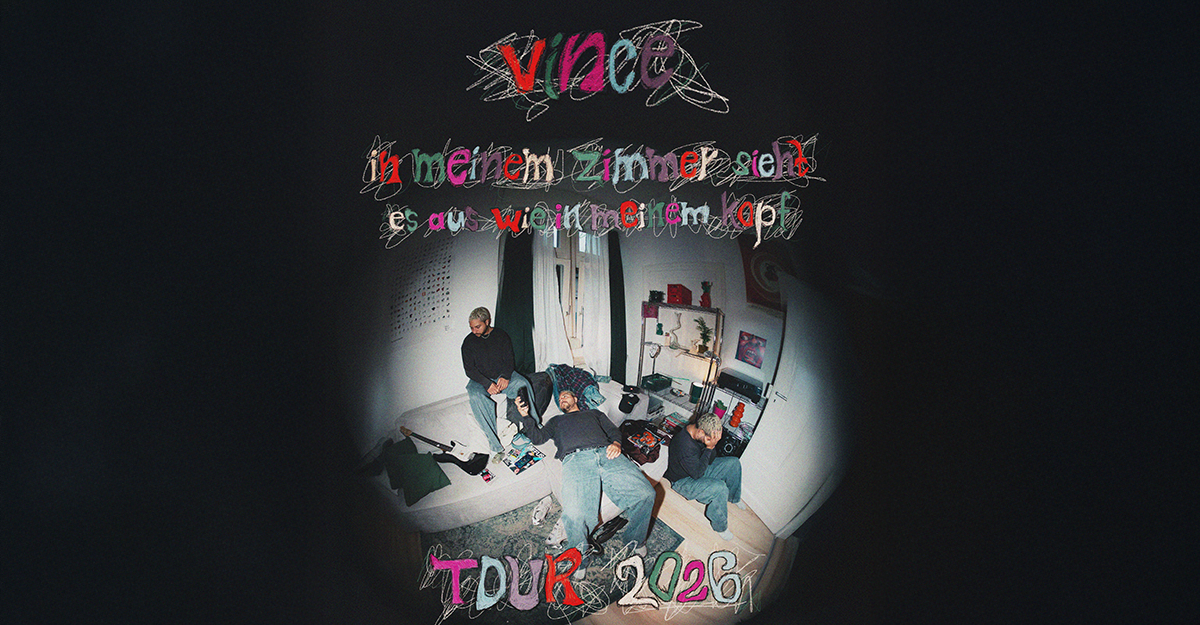 Ein Zimmer mit mehreren Personen, die entspannt sitzen und liegen. Bunte Schriftzüge mit dem Text 'Vince - in meinem Zimmer sieht es aus wie in meinem Kopf' und 'Tour 2026'.