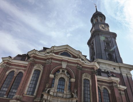 Ansicht der St. Michaelis Kirche in Hamburg mit ihrem markanten Turm und der barocken Fassade.