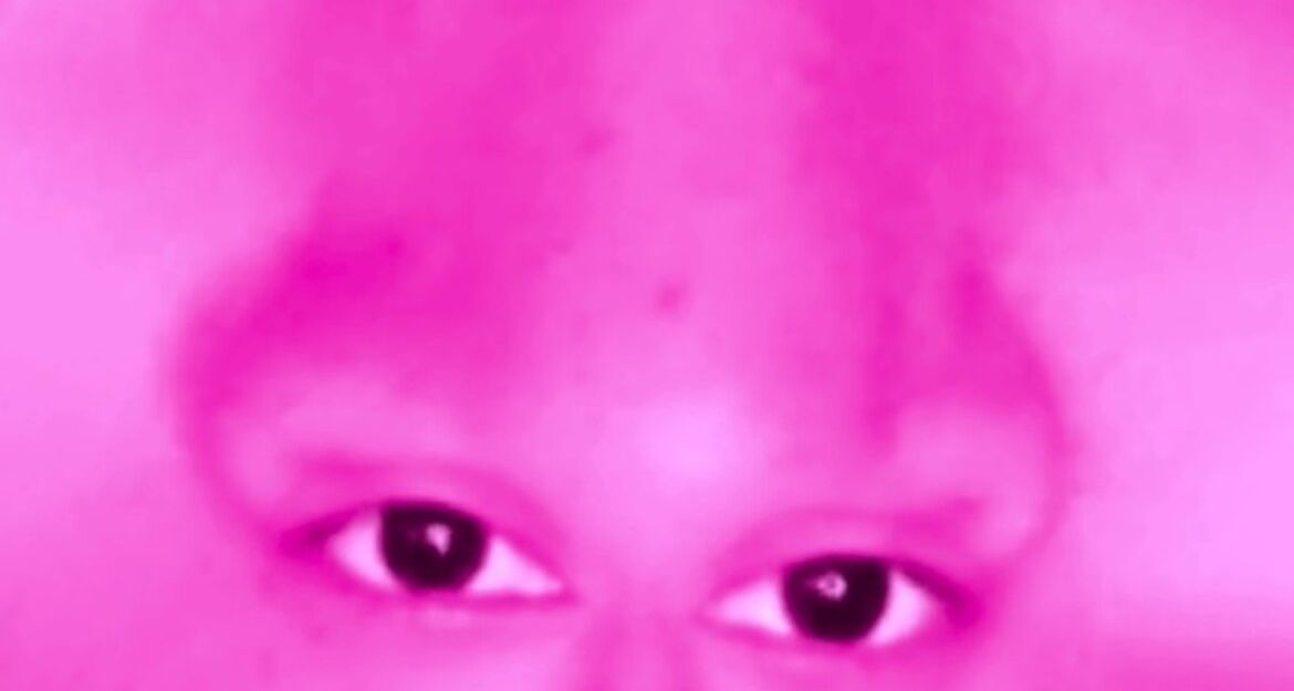 Nahaufnahme von Augen in einem pinken Farbfilter.