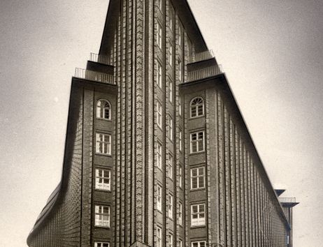Das Chilehaus in Hamburg, ein markantes Backsteingebäude mit spitzer Ecke, aufgenommen in Schwarz-Weiß.