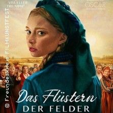 Filmplakat mit einer Frau im Vordergrund, die über die Schulter schaut, und einer Gruppe von Menschen im Hintergrund. Titel: Das Flüstern der Felder.