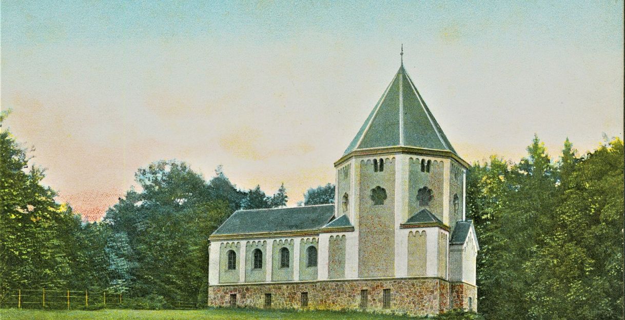 Die historische Postkarte zeigt das Bismarck-Maussoleum in seinem Park