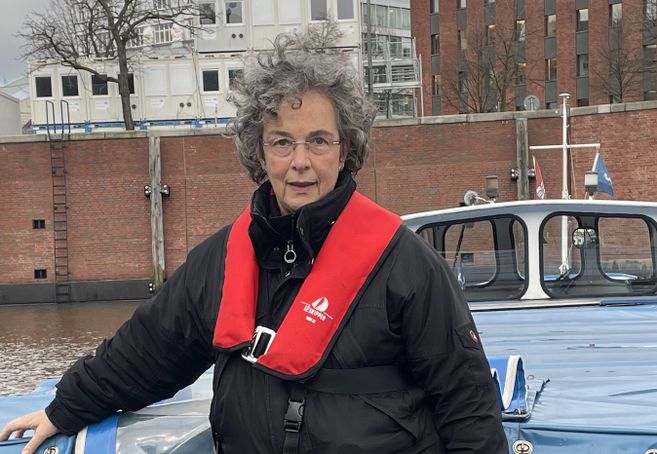 Binnenschiffseelsorgerin Andrea Hauck auf der Barkasse mit Rettungsweste