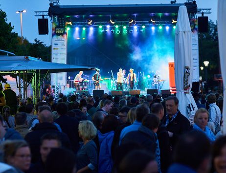 Große Live Bühne beim Tibargfest
