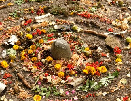 Künstlerischer Wirbel aus bunten Blumen auf Erdboden