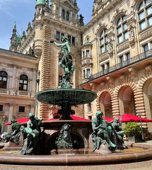 Hamburger Rathaus, Ehrenhof, Brunnen, Hamburg Auskenner