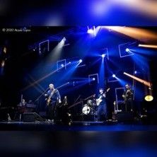 Band auf Bühne mit blauer Beleuchtung beim Pep Blues Festival 2026.