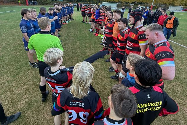 Rugbymannschaften stehen sich gegenüber
