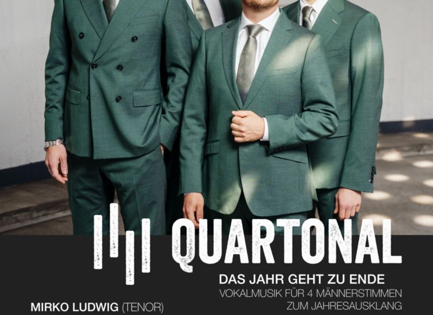 Vier Männer in grünen Anzügen posieren für ein Konzertplakat der Gruppe Quartonal.