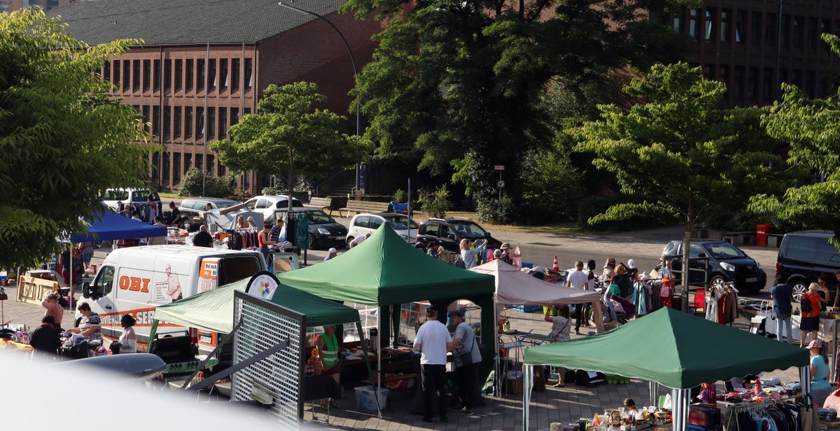 Marktplatz Neugraben,viele Stände und Menschen.
