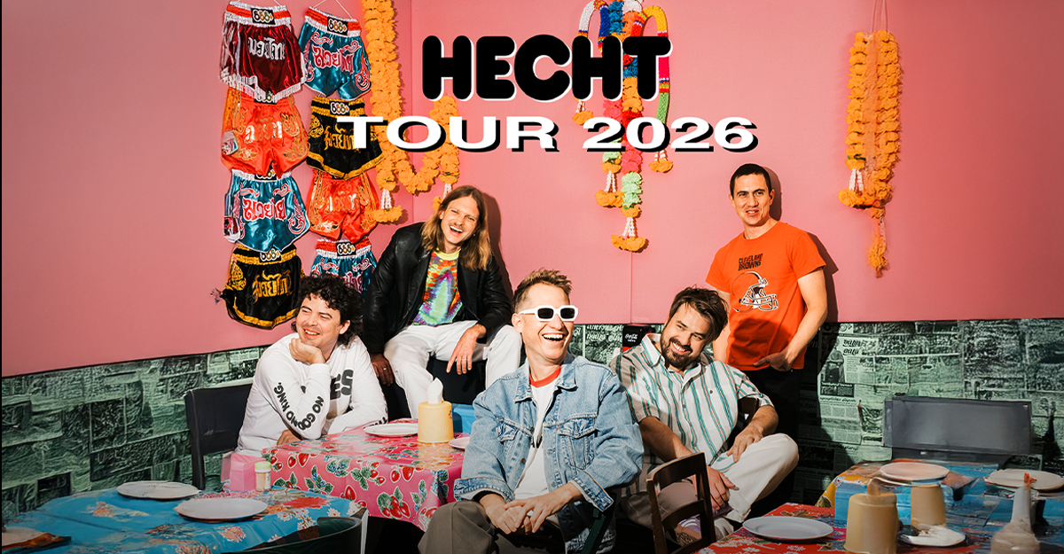 Band Hecht posiert für die Tour 2026 vor einer bunten Wand mit Dekorationen.