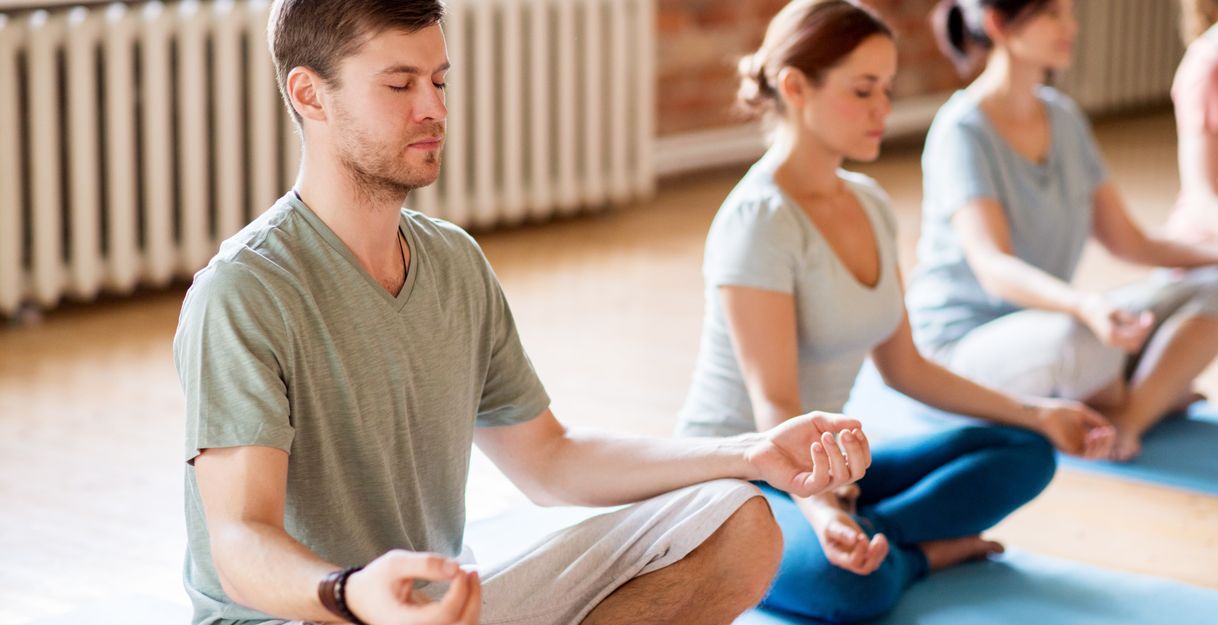 Menschen beim Meditieren