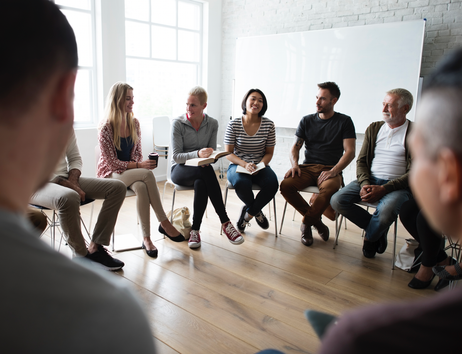 Seminargruppe im Stuhlkreis